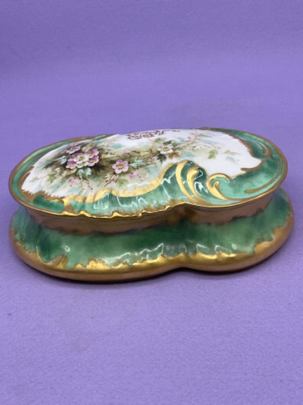 Ahrenfeldt 리모지 핸드페인트 드레서 박스 Ahrenfeldt Limoges Hand Painted Dresser Box circa 1900