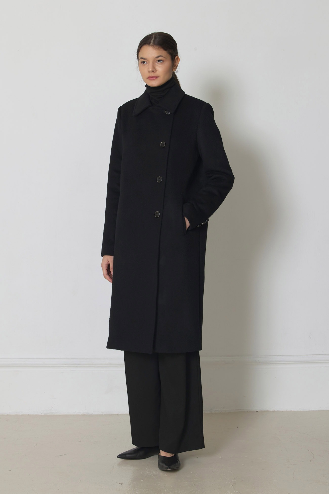 Balanced black wool coat