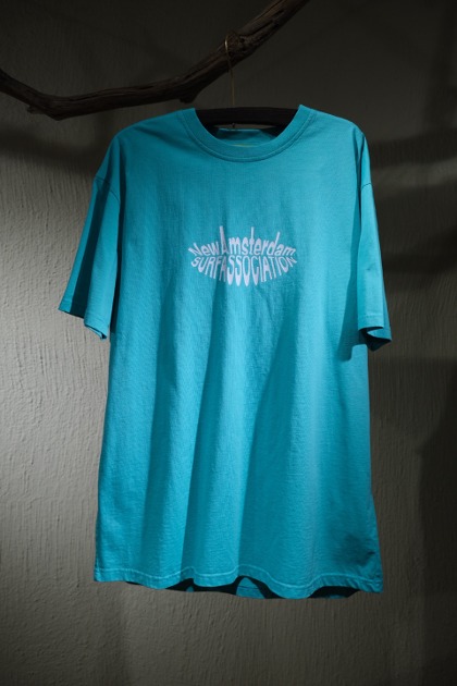 New Amsterdam Surf Association 뉴 암스테르담 서프 어소시에이션 NACRE TEE - Pool/White