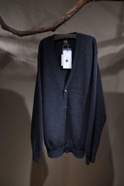 바토너 Batoner INNOCENT 100% CASHMERE V NECK CARDIGAN - Black