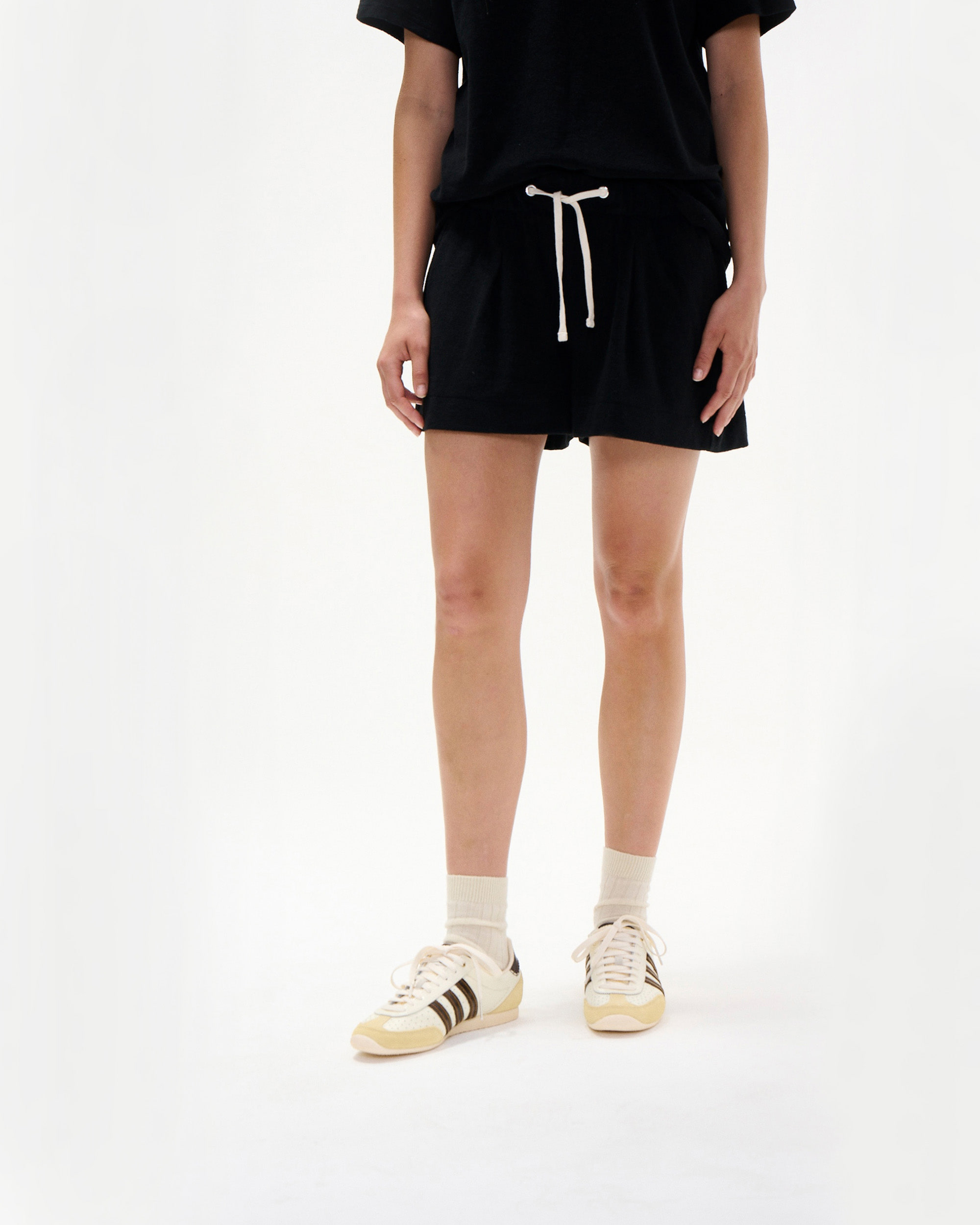 EMMA TERRY SHORTS BLACK | 나일로라