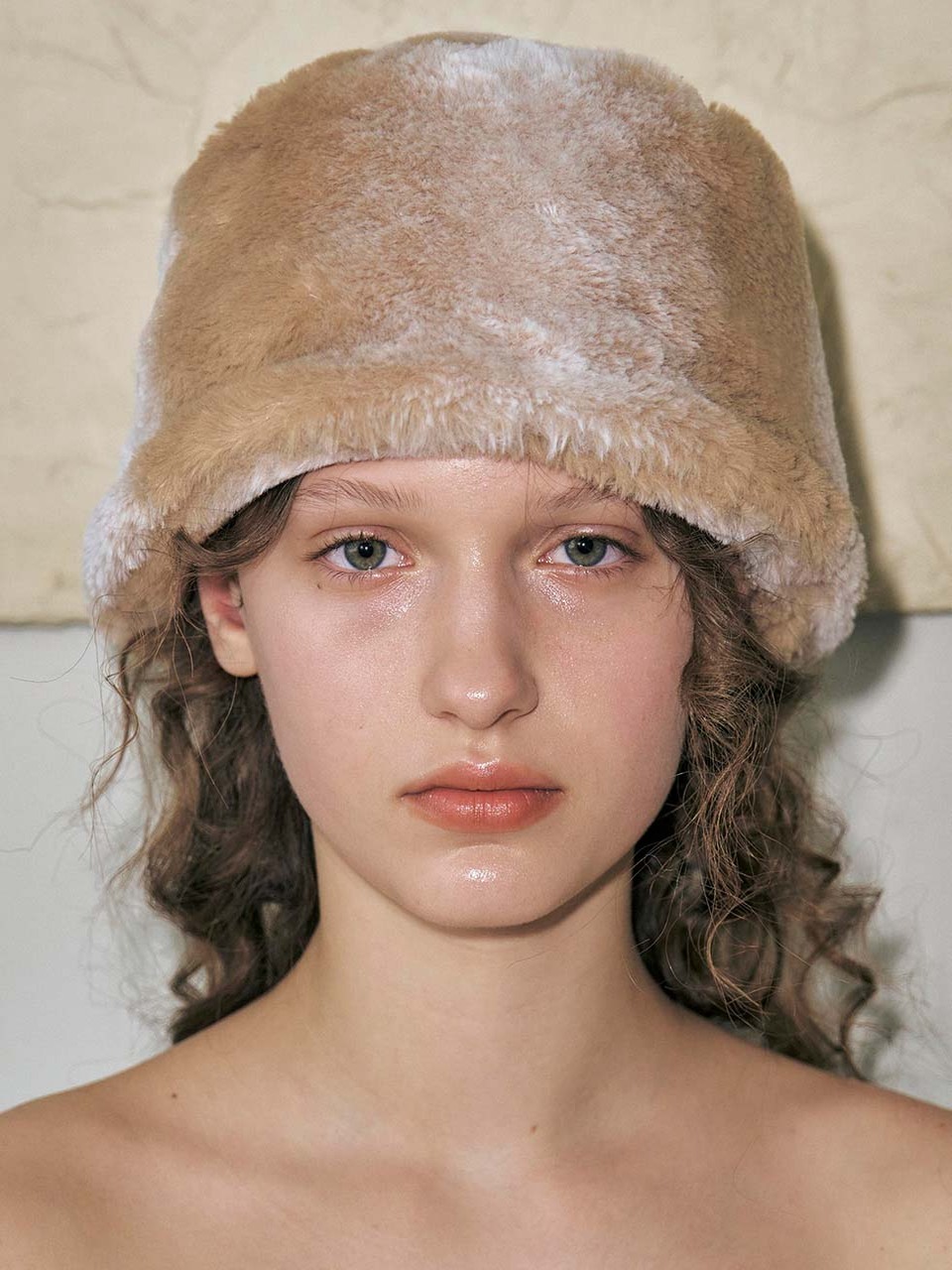 PETIT FUR MEATEL HAT IN MOCHA POWDERY