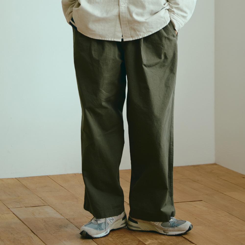 캐피디자인TWO TUCK WIDE PANTS 카키면바지