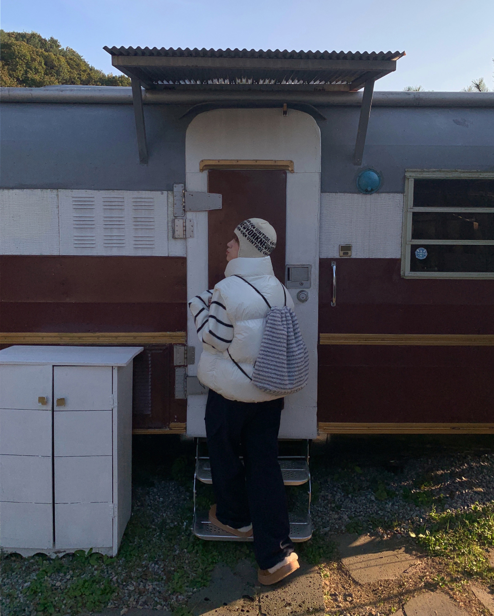 패딩 모델 착용 이미지-S1L44