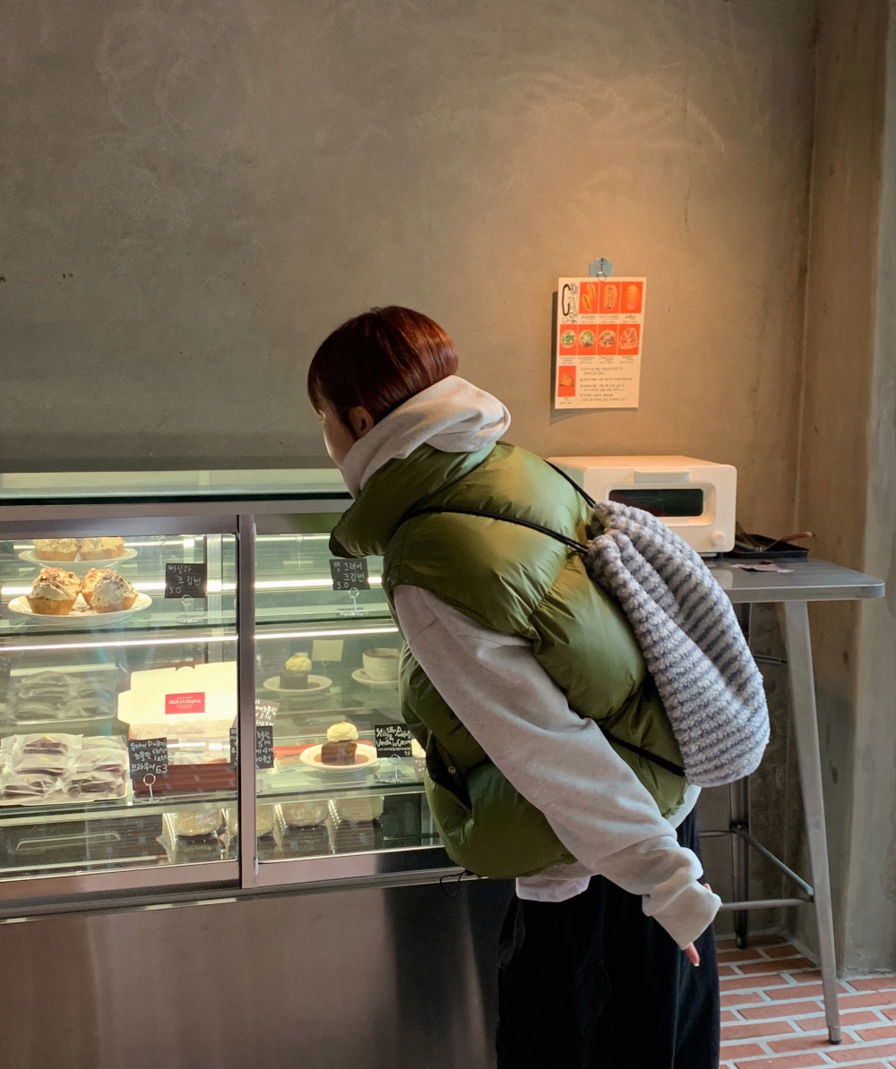 패딩 모델 착용 이미지-S1L66