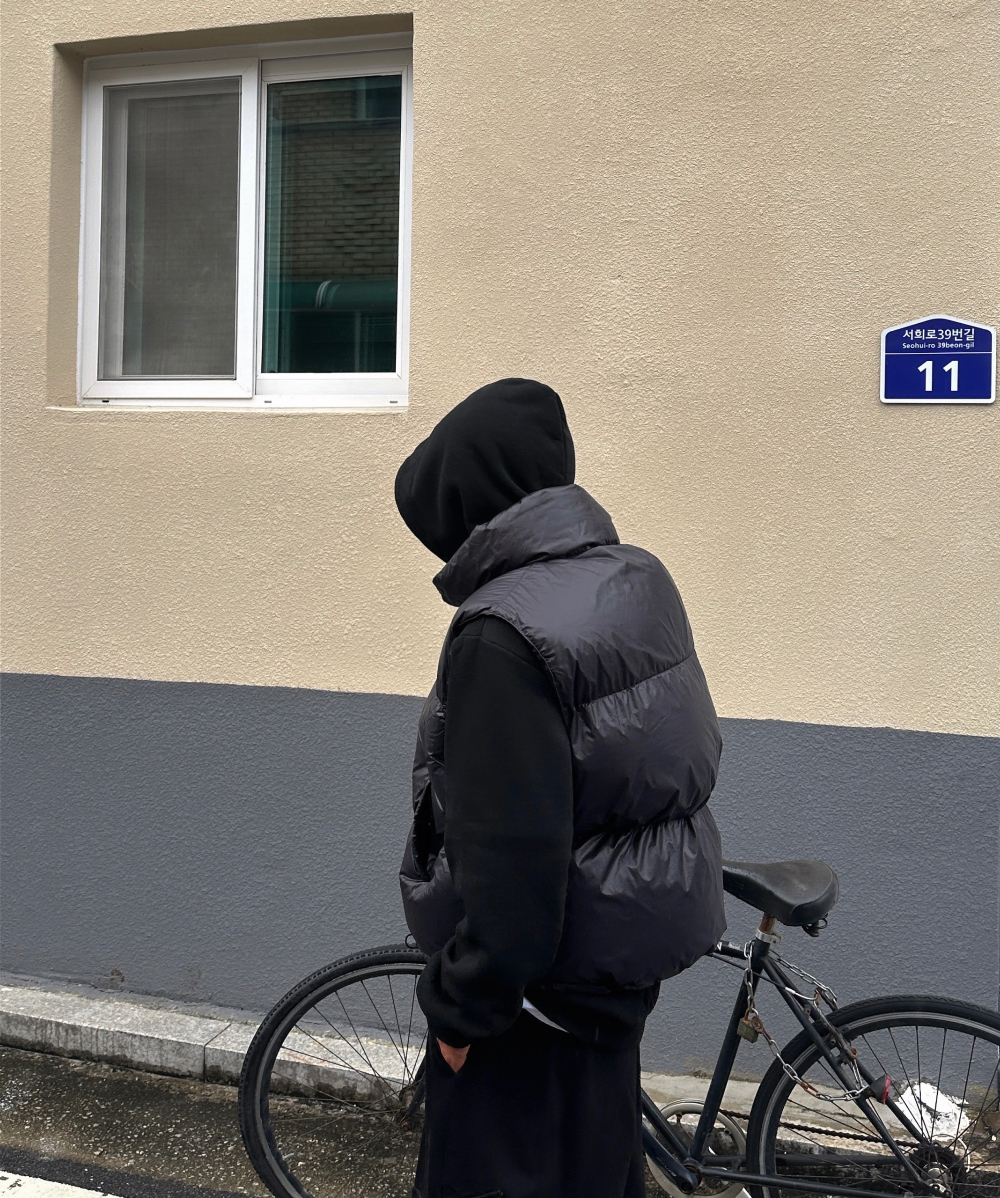 패딩 모델 착용 이미지-S1L77