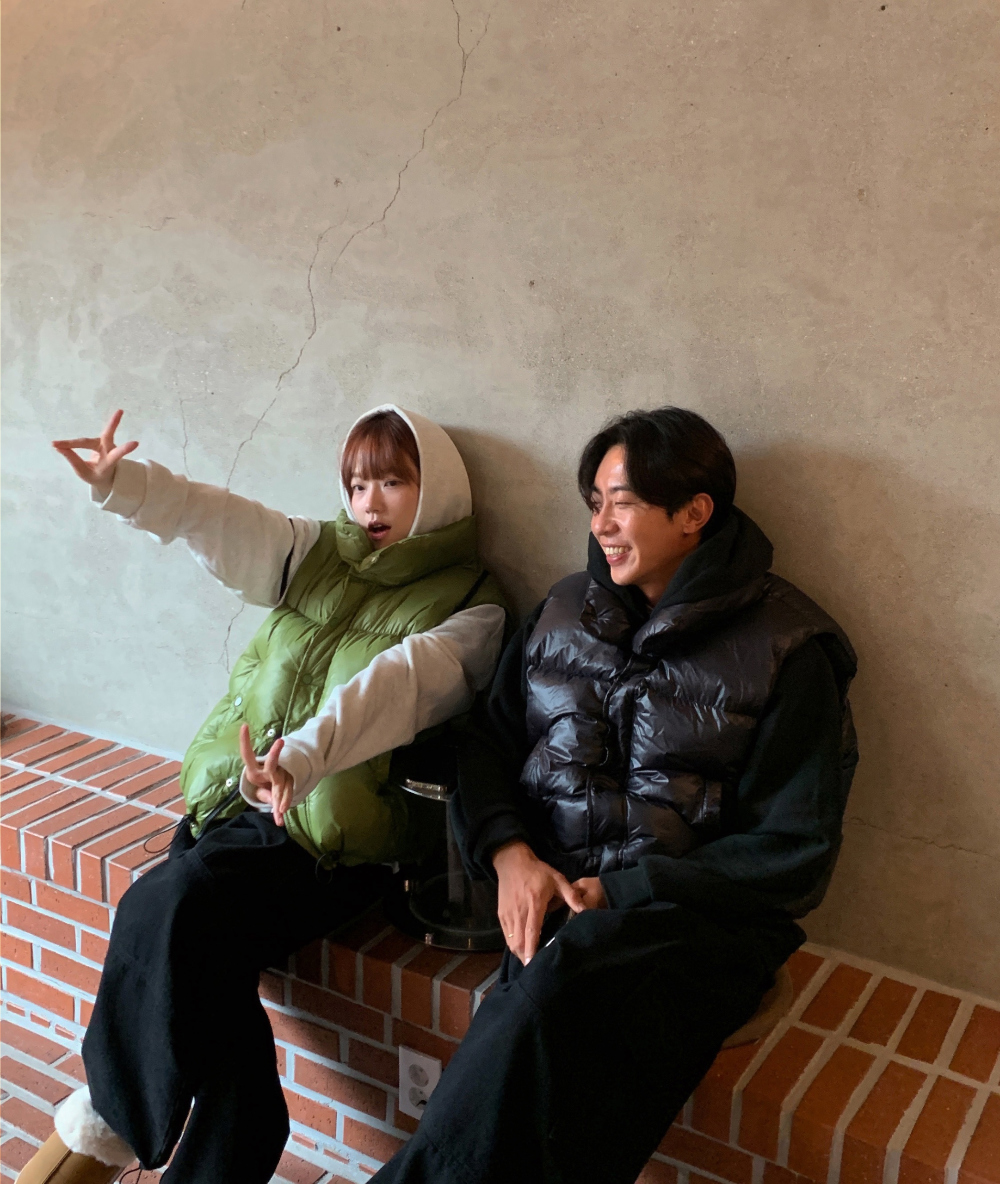 패딩 모델 착용 이미지-S1L60