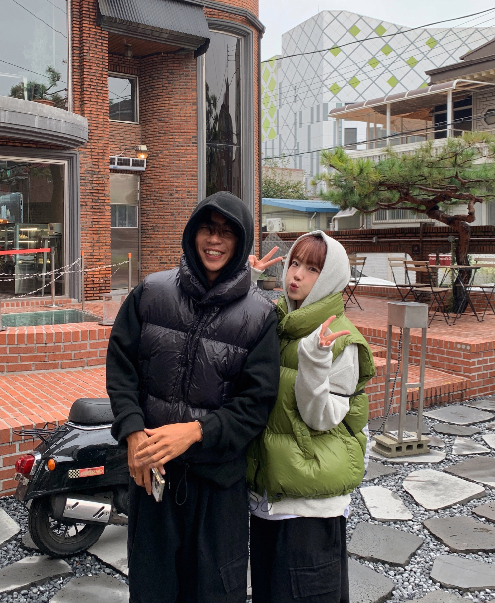 패딩 모델 착용 이미지-S1L57