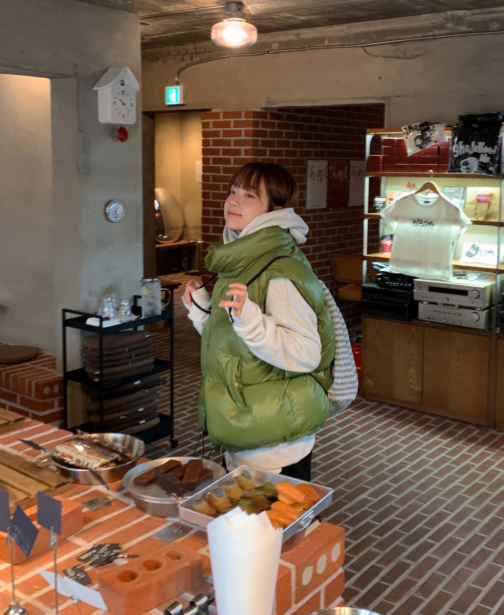 패딩 모델 착용 이미지-S1L67