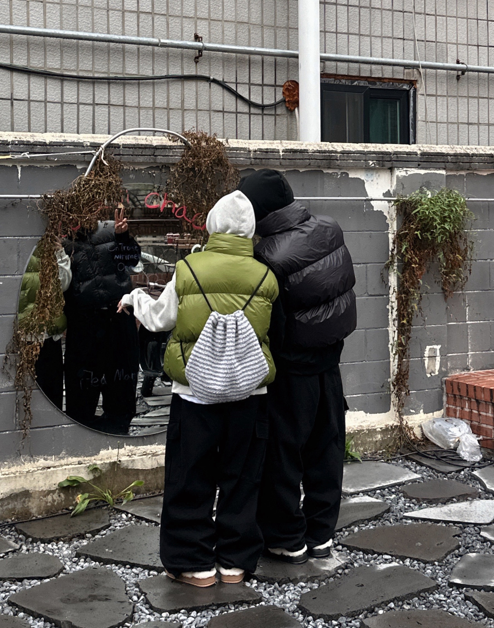 패딩 모델 착용 이미지-S1L59