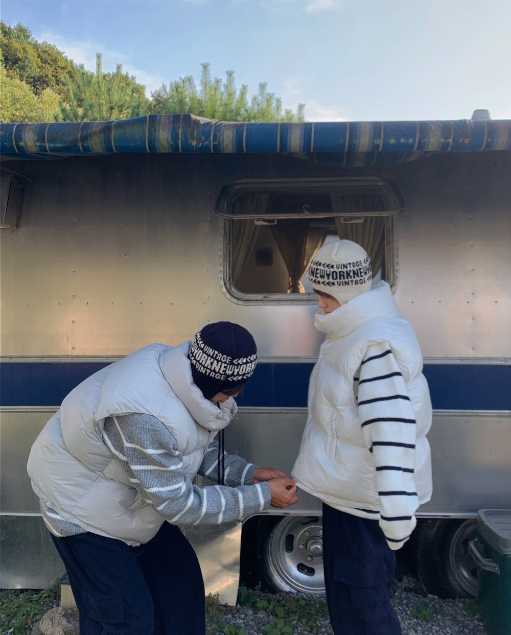 패딩 모델 착용 이미지-S1L11