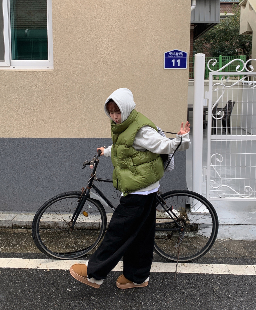 패딩 모델 착용 이미지-S1L65