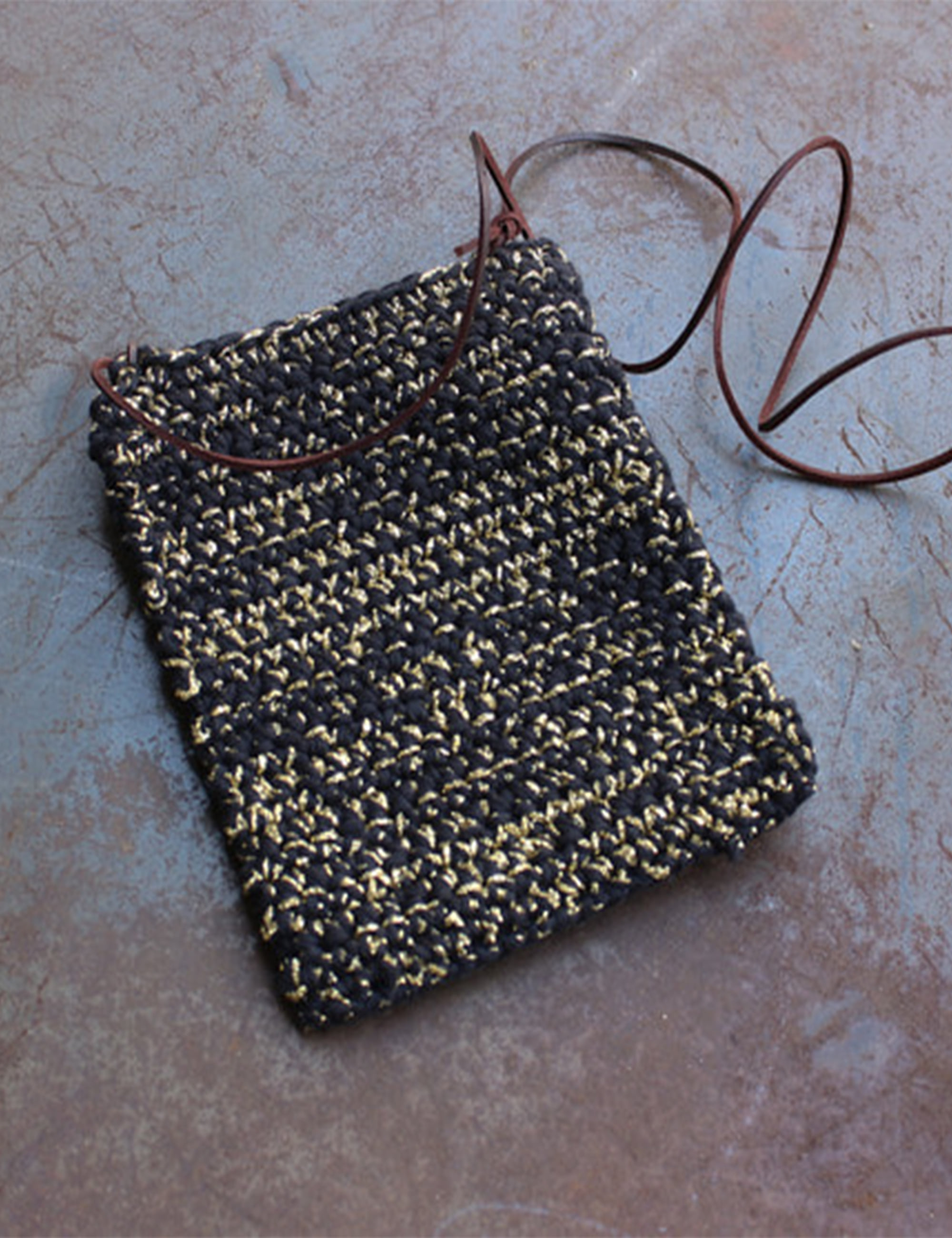 HAND CROCHETTE NECK POUCH_BLACK GOLD