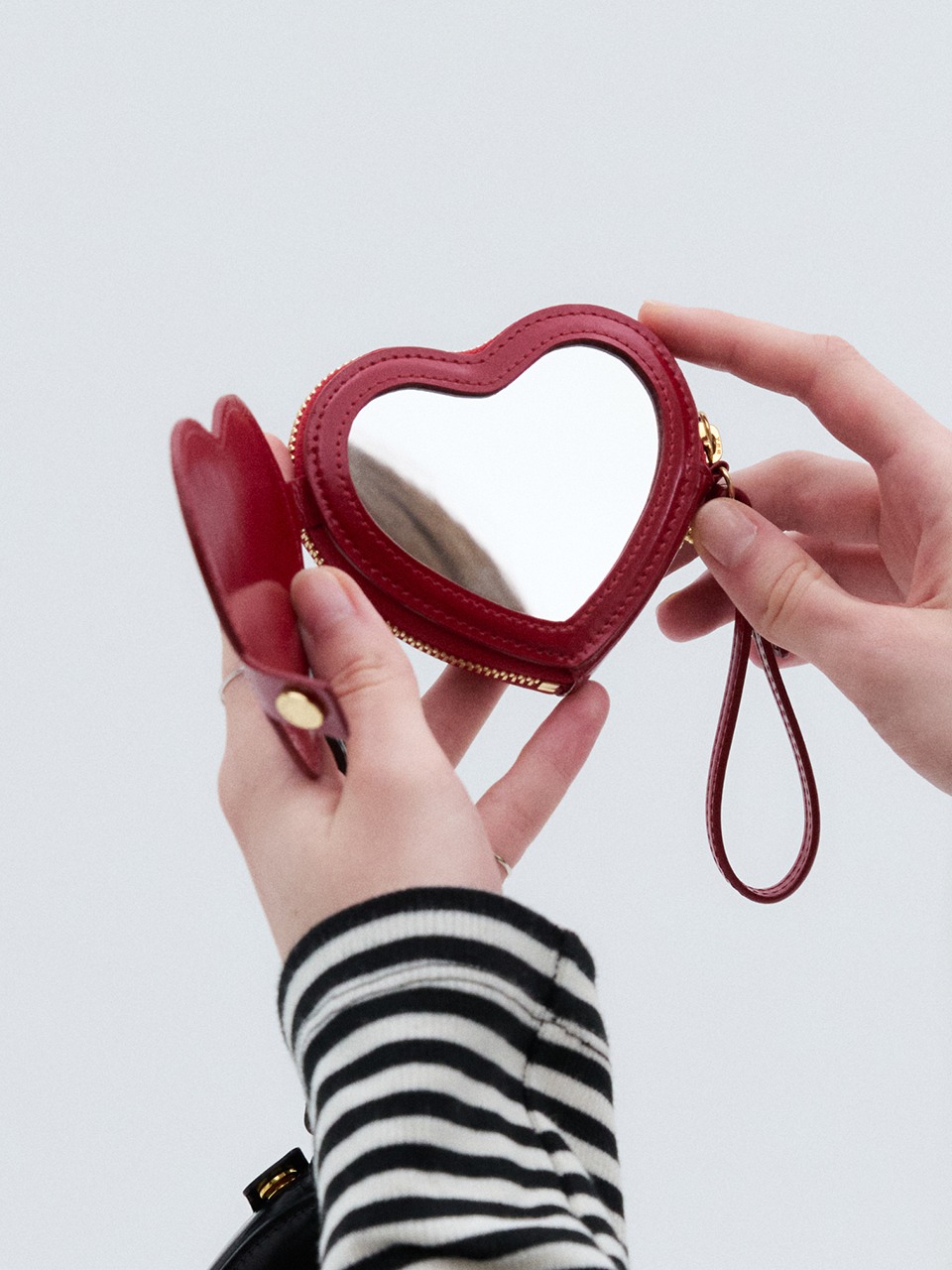 [EXCLUSIVE] Petit Heart Mirror Pouch Red