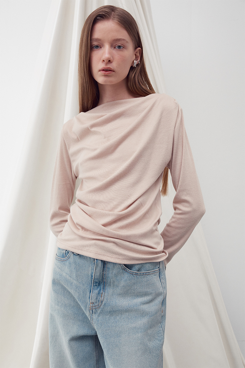 리이 SHIRRING DRAPE LONG SLEEVE TOP BEIGE