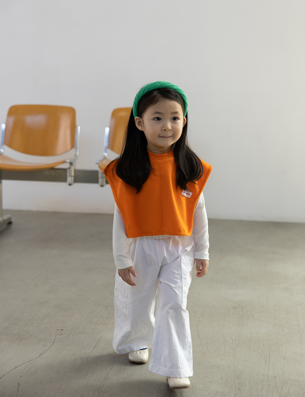 긴팔 티셔츠 모델 착용 이미지-S28L1