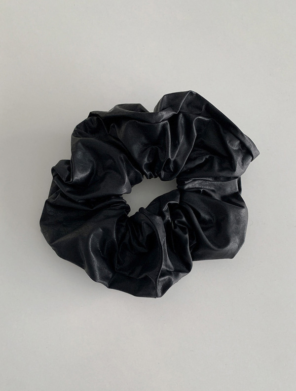 Black leather scrunchie / 블랙 레더 스크런치 (1color)