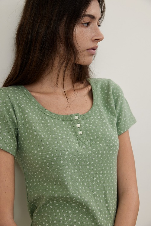 Emily Floral Printed Punching Button Slim T-shirt_GREEN