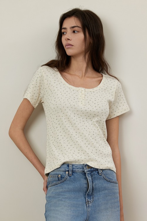 Emily Floral Printed Punching Button Slim T-shirt_LIGHT BEIGE