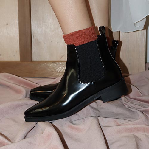 pointed chelsea boots