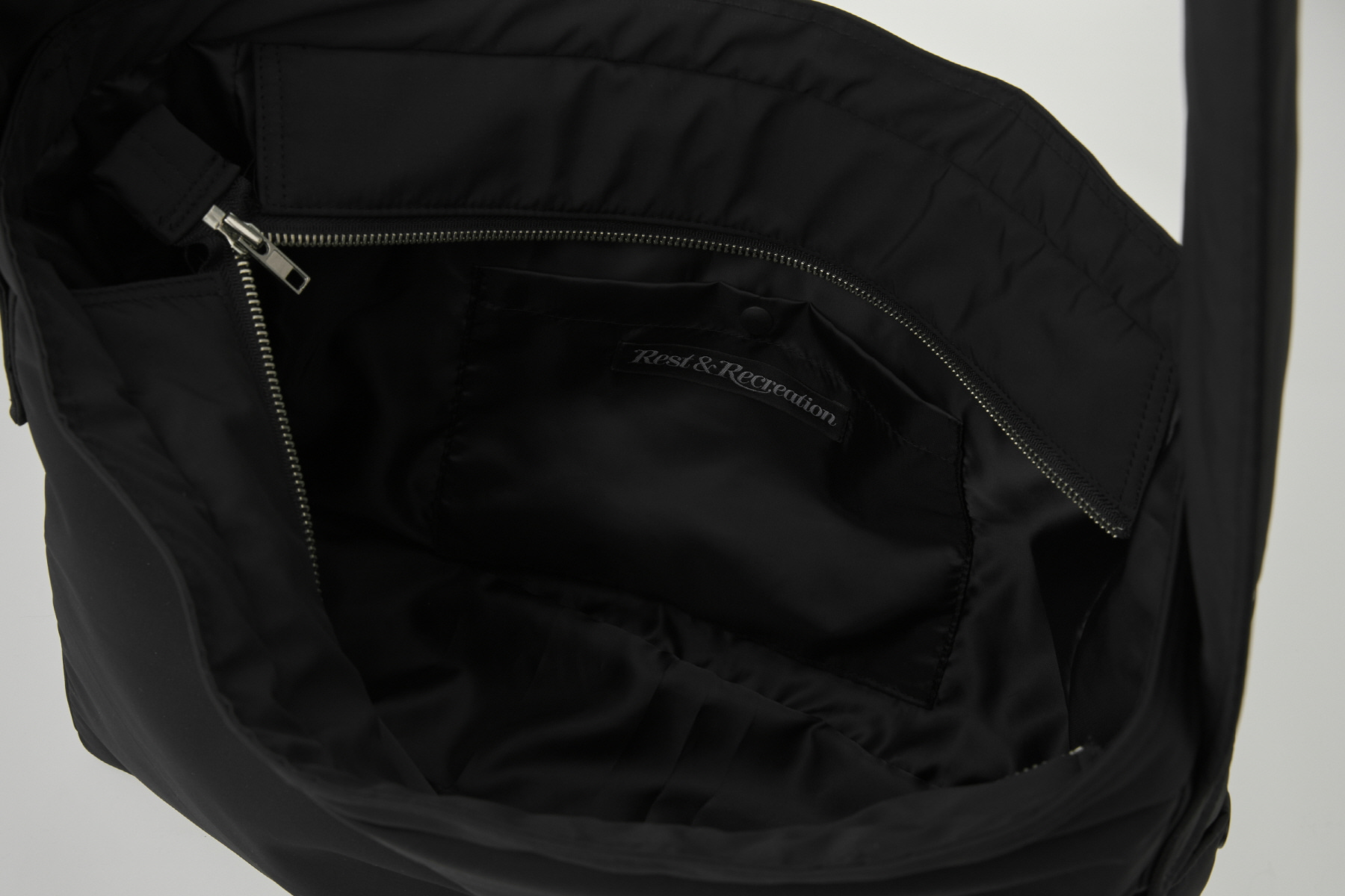 REST&RECREATION【送料込】PADDING SHOULDER BAG PADDING SHOULDER BAG - BLACK - rest and recreation
