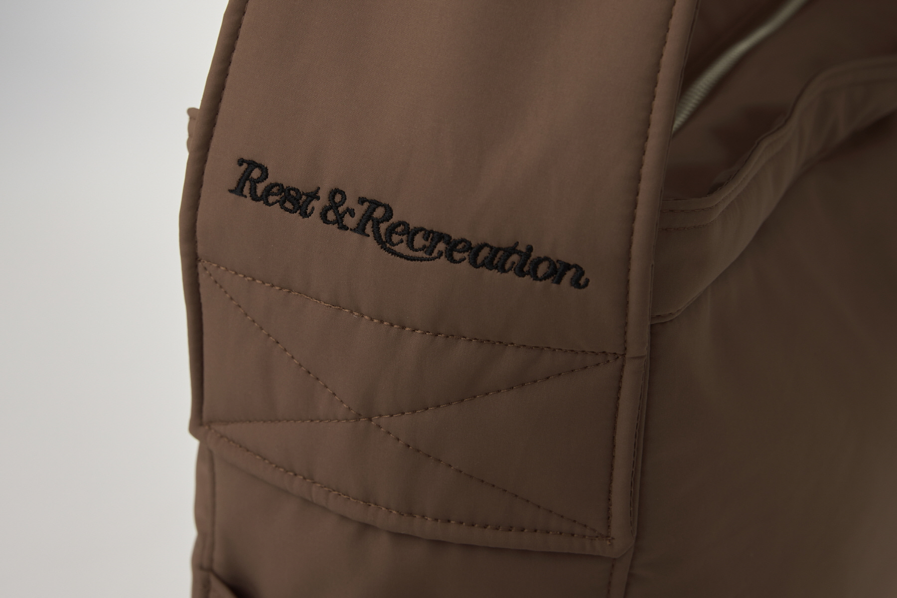 PADDING SHOULDER BAG - BROWN - rest and recreation