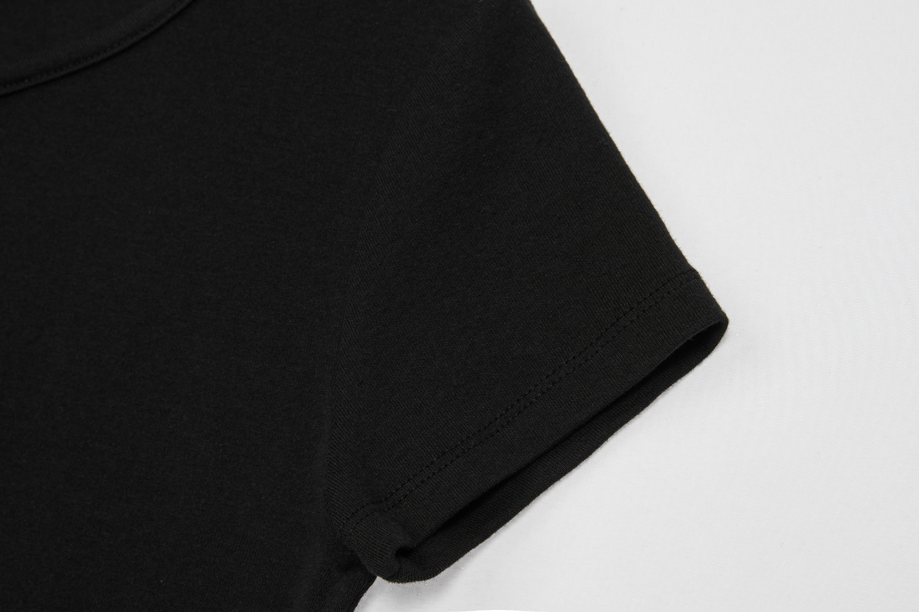 U-NECK LOGO CLIP TOP - BLACK - rest and recreation