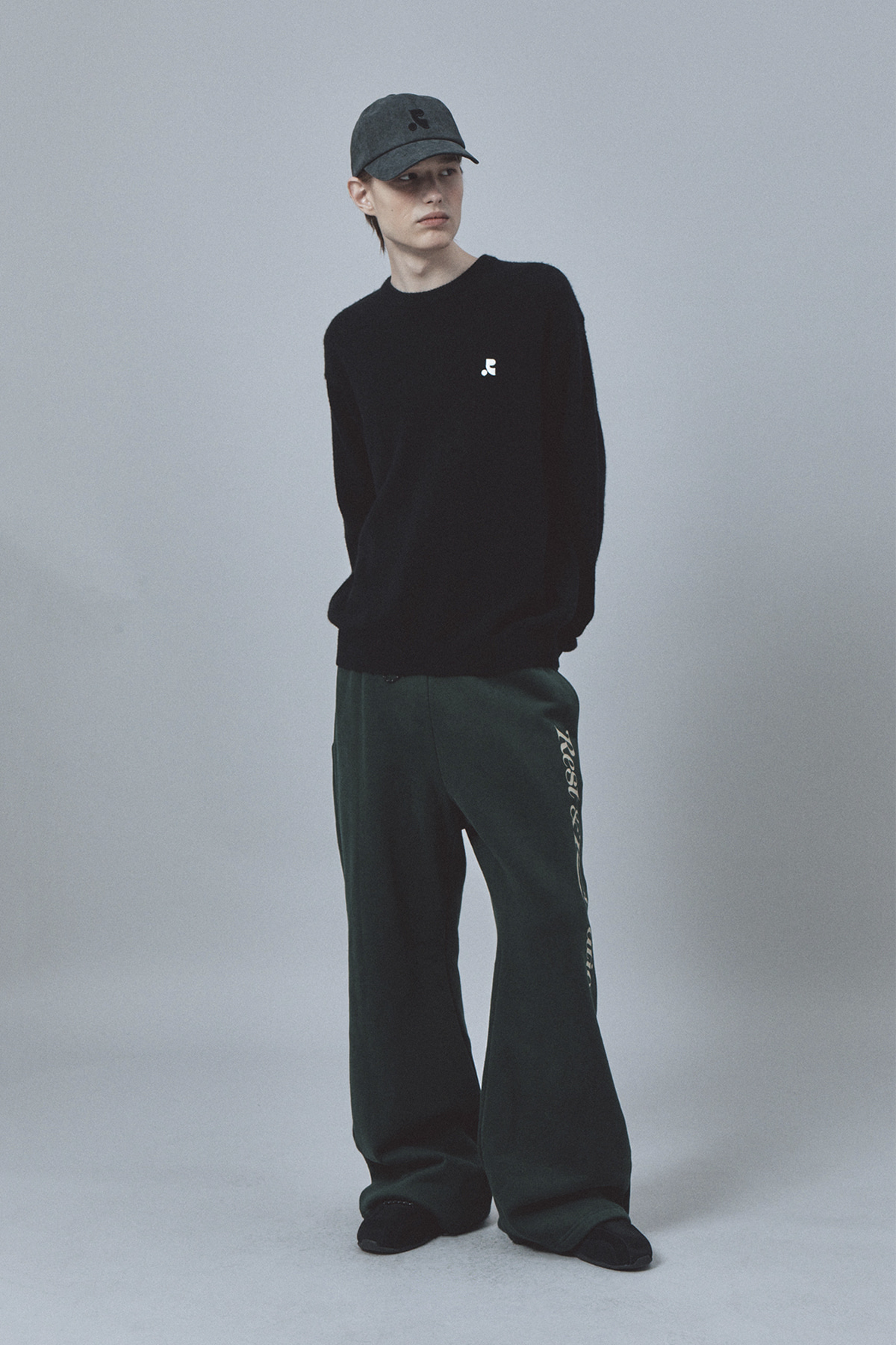 LOGO CREW NECK SWEATER - BLACK - rest and recreation