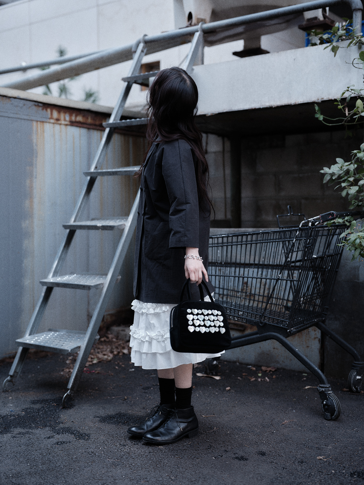 MOTHER-OF-PEARL BUTTON COTTON VELVET HAND BAG - BLACK