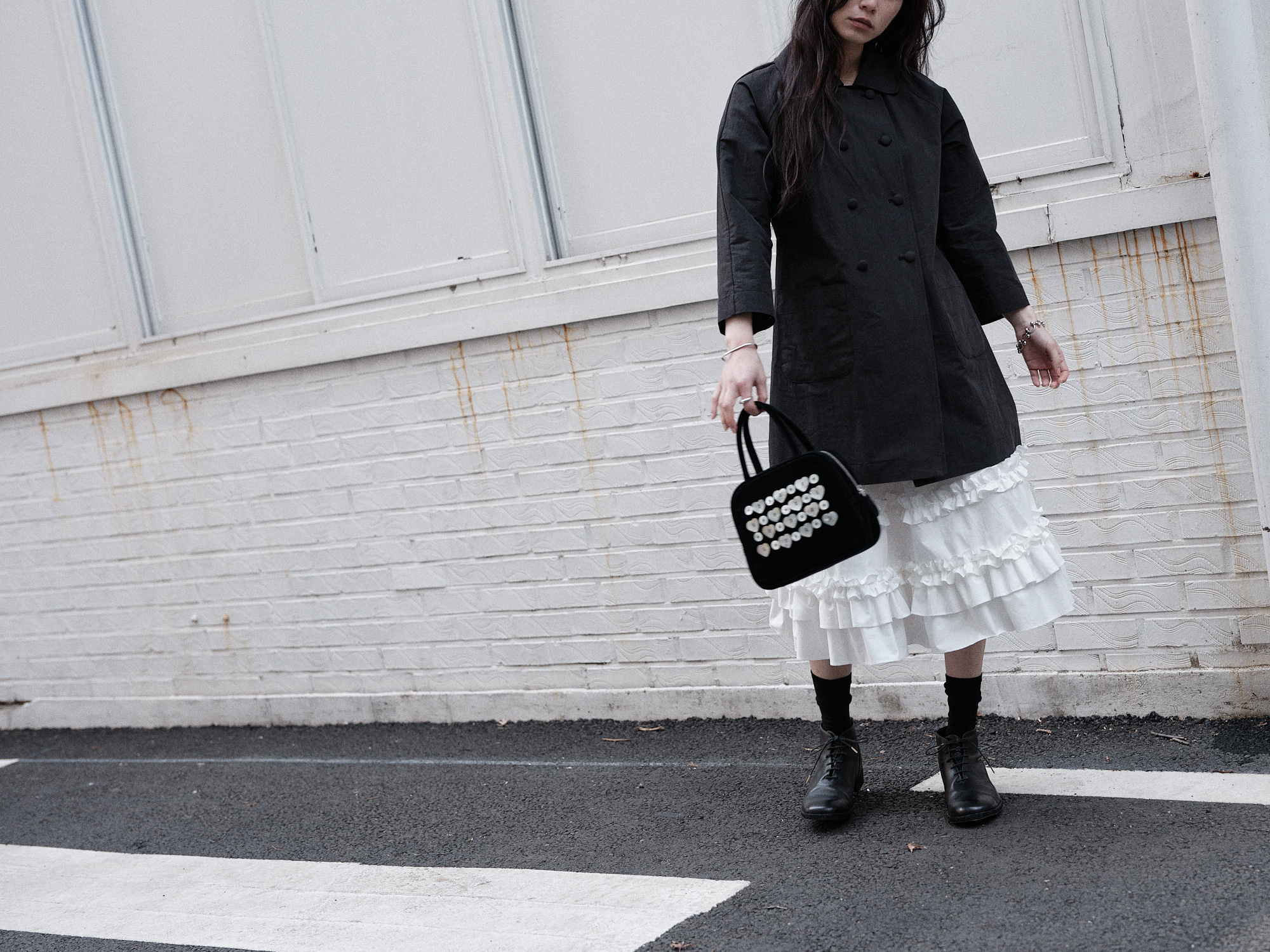 MOTHER-OF-PEARL BUTTON COTTON VELVET HAND BAG - BLACK