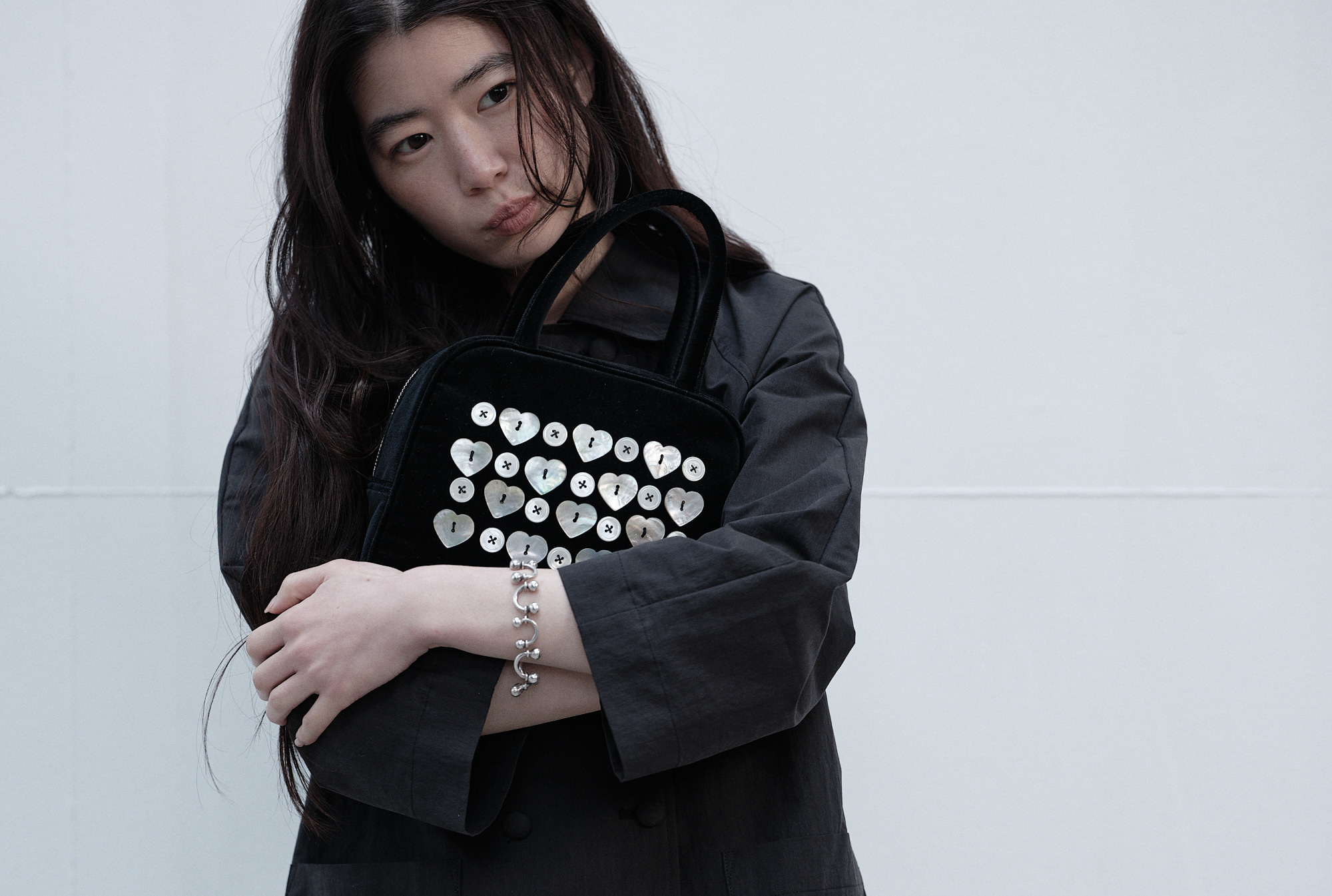 【SAENGIN STUDIOS】Mother-of-Pearl Button Cotton Velvet Hand MOTHER-OF-PEARL BUTTON COTTON VELVET HAND BAG - BLACK