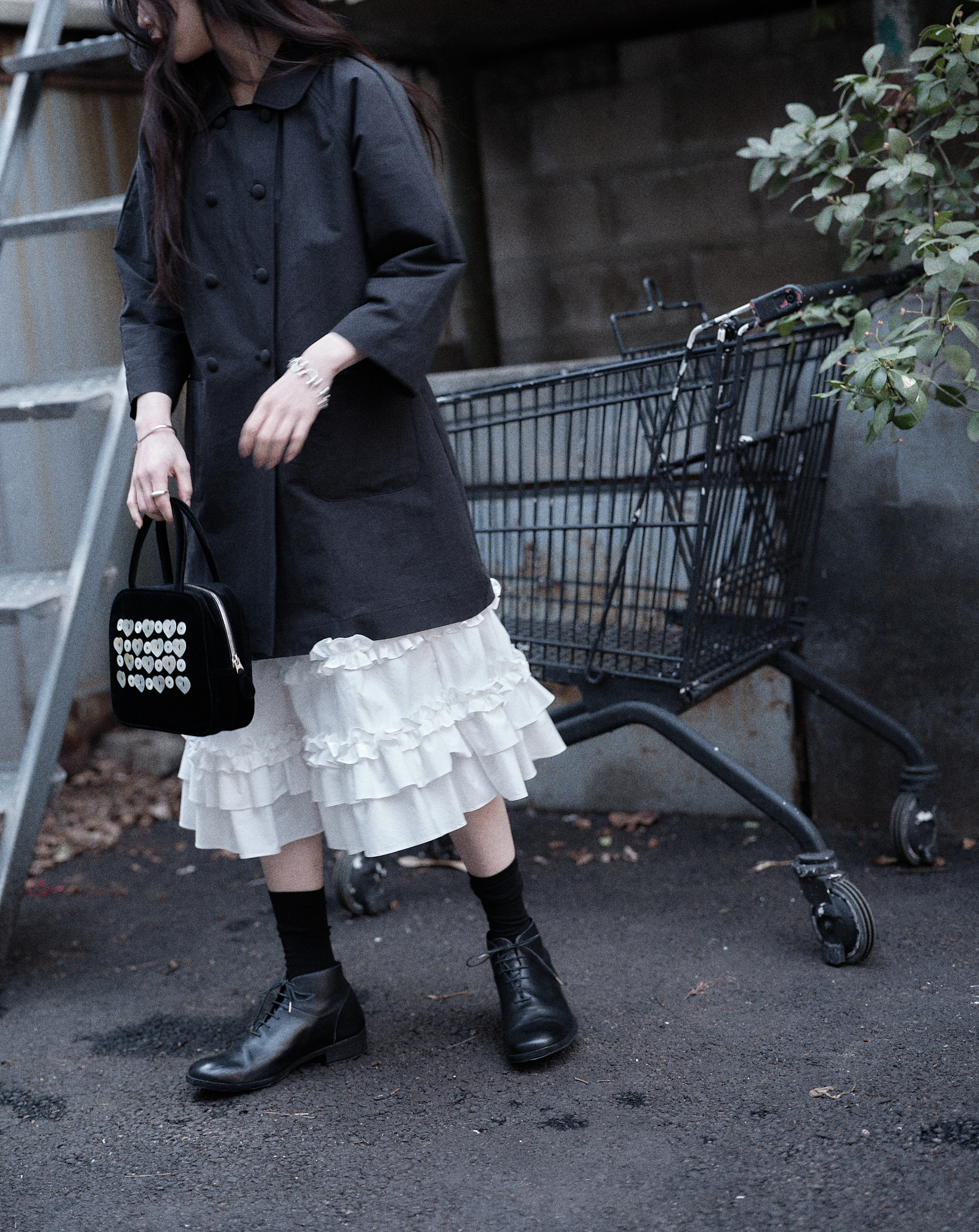 【SAENGIN STUDIOS】Mother-of-Pearl Button Cotton Velvet Hand MOTHER-OF-PEARL BUTTON COTTON VELVET HAND BAG - BLACK