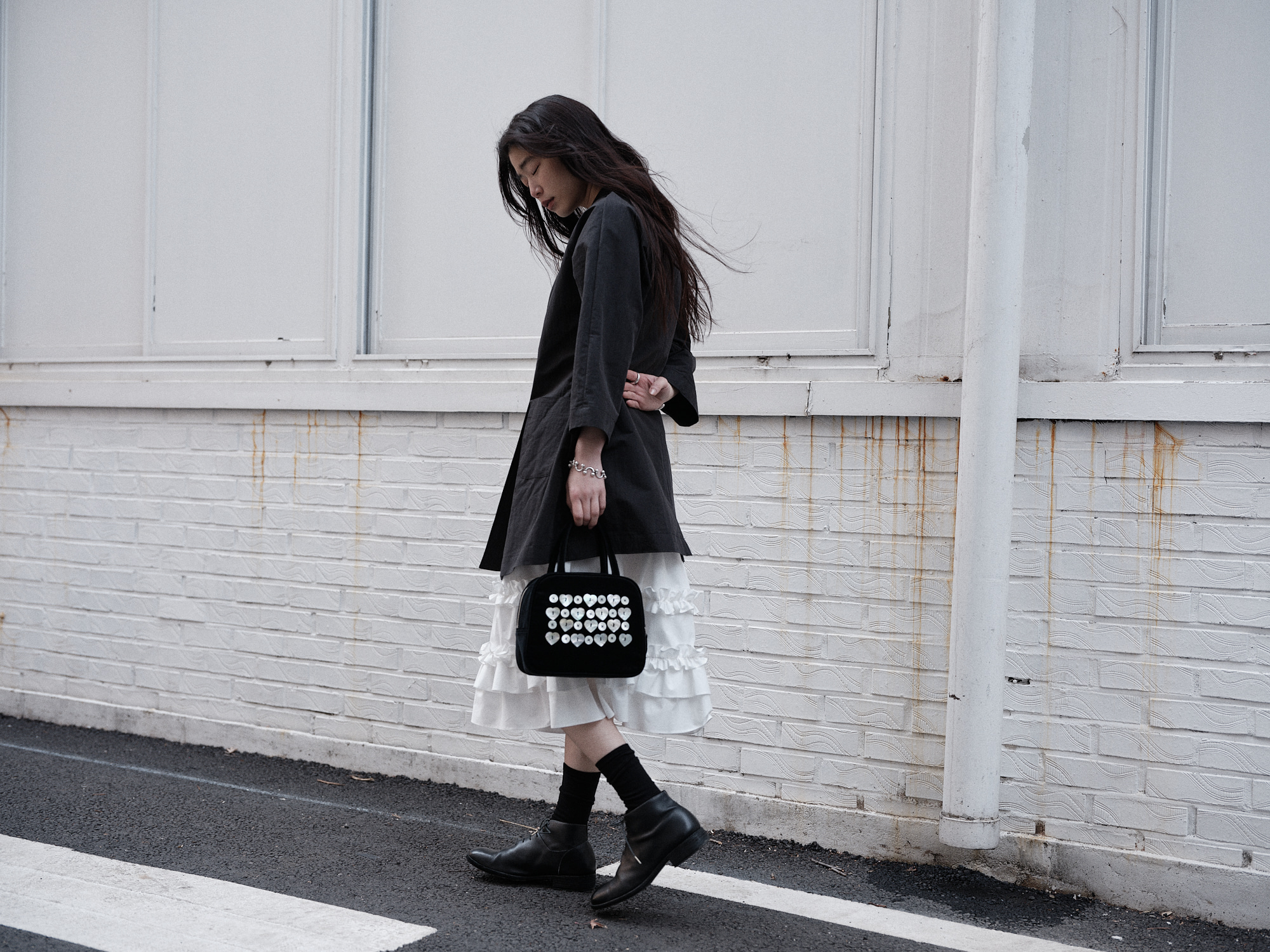 韓国商品/SAENGINSTUDIO PEARL BUTTON COTTON VELVET HAND BAG MOTHER-OF-PEARL BUTTON COTTON VELVET HAND BAG - BLACK