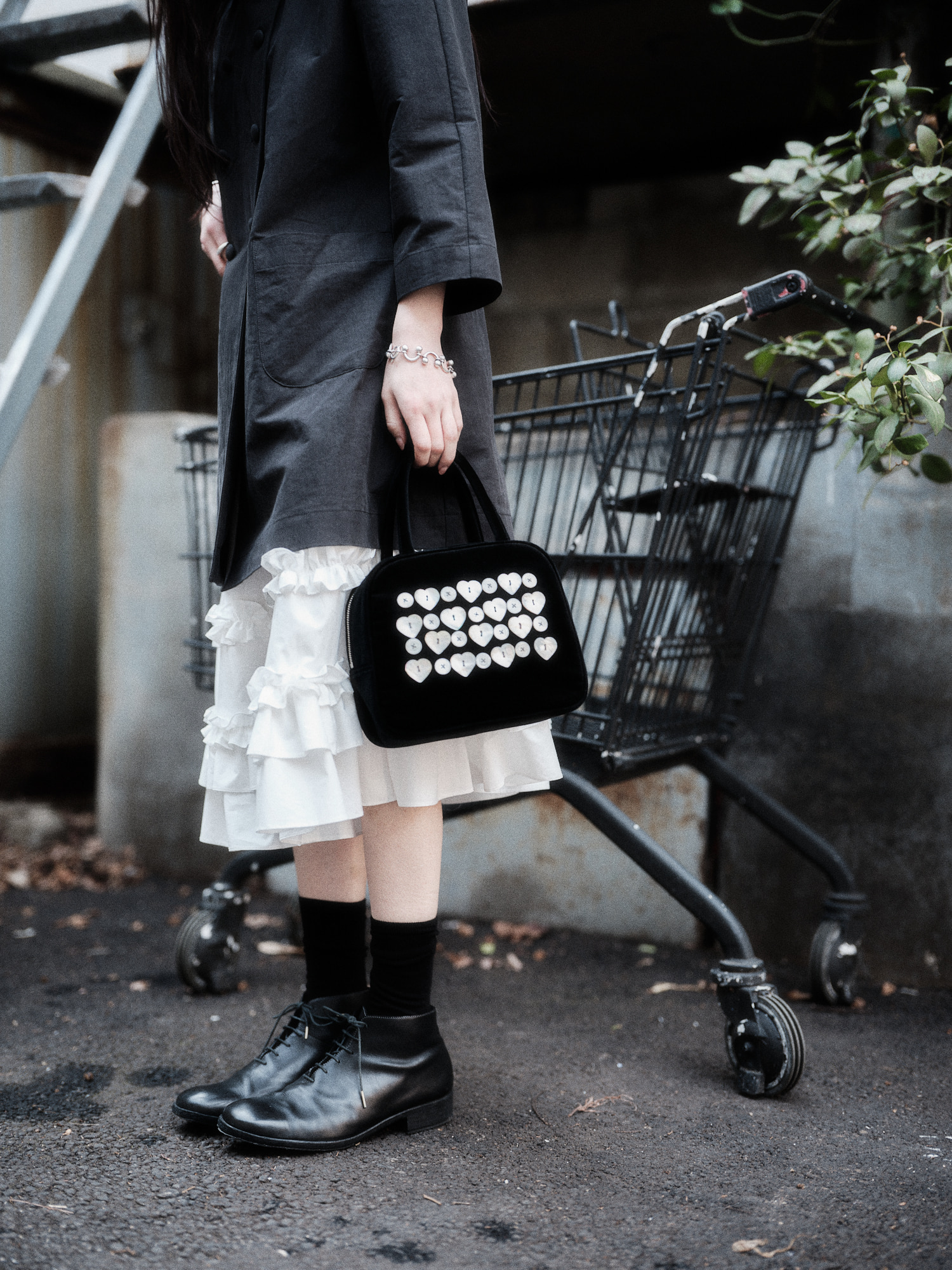 【SAENGIN STUDIOS】Mother-of-Pearl Button Cotton Velvet Hand MOTHER-OF-PEARL BUTTON COTTON VELVET HAND BAG - BLACK