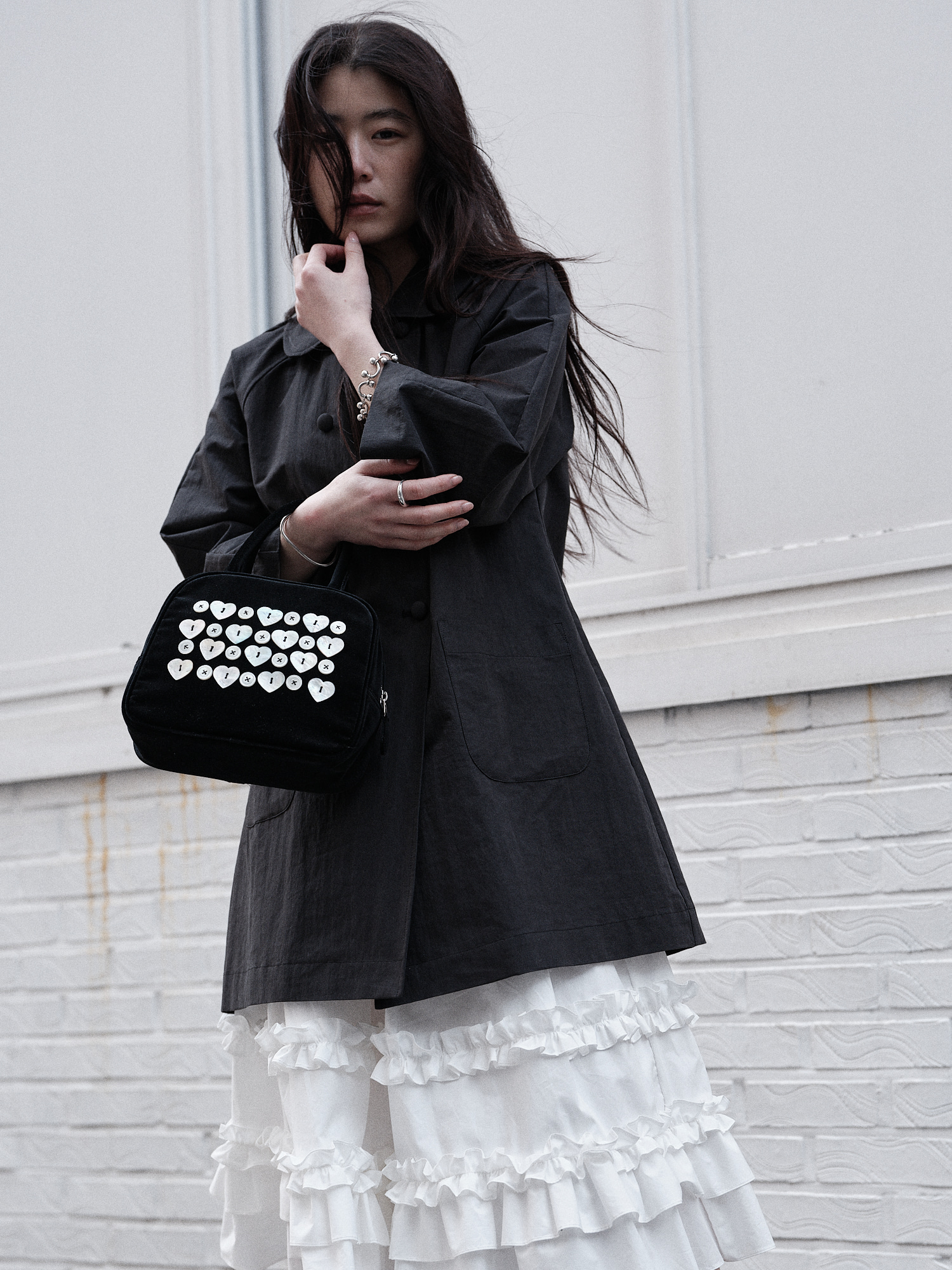 【SAENGIN STUDIOS】Mother-of-Pearl Button Cotton Velvet Hand MOTHER-OF-PEARL BUTTON COTTON VELVET HAND BAG - BLACK