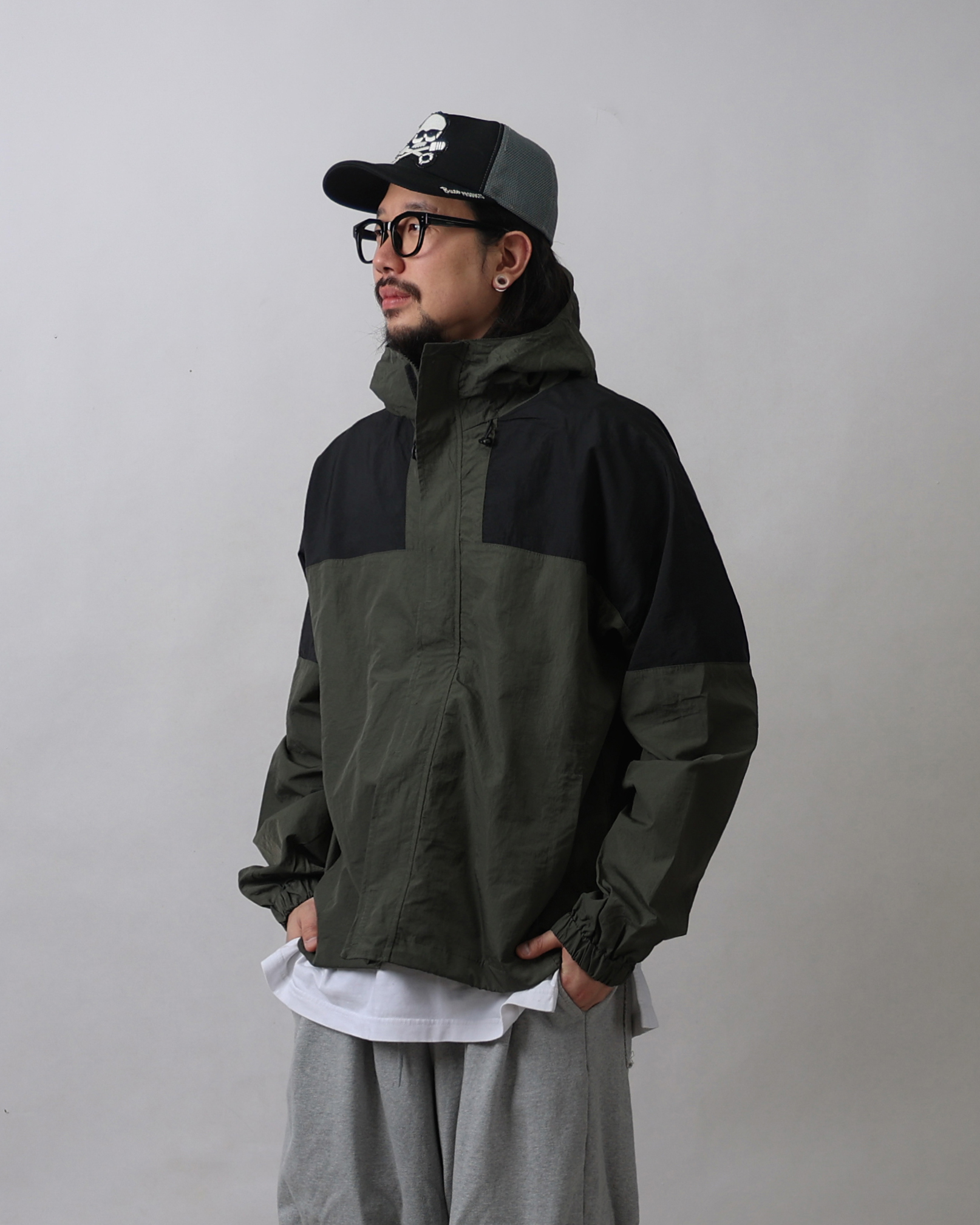 WAOT Colouring Moutain Wind Jacket (Black/Burgundy/Khaki)