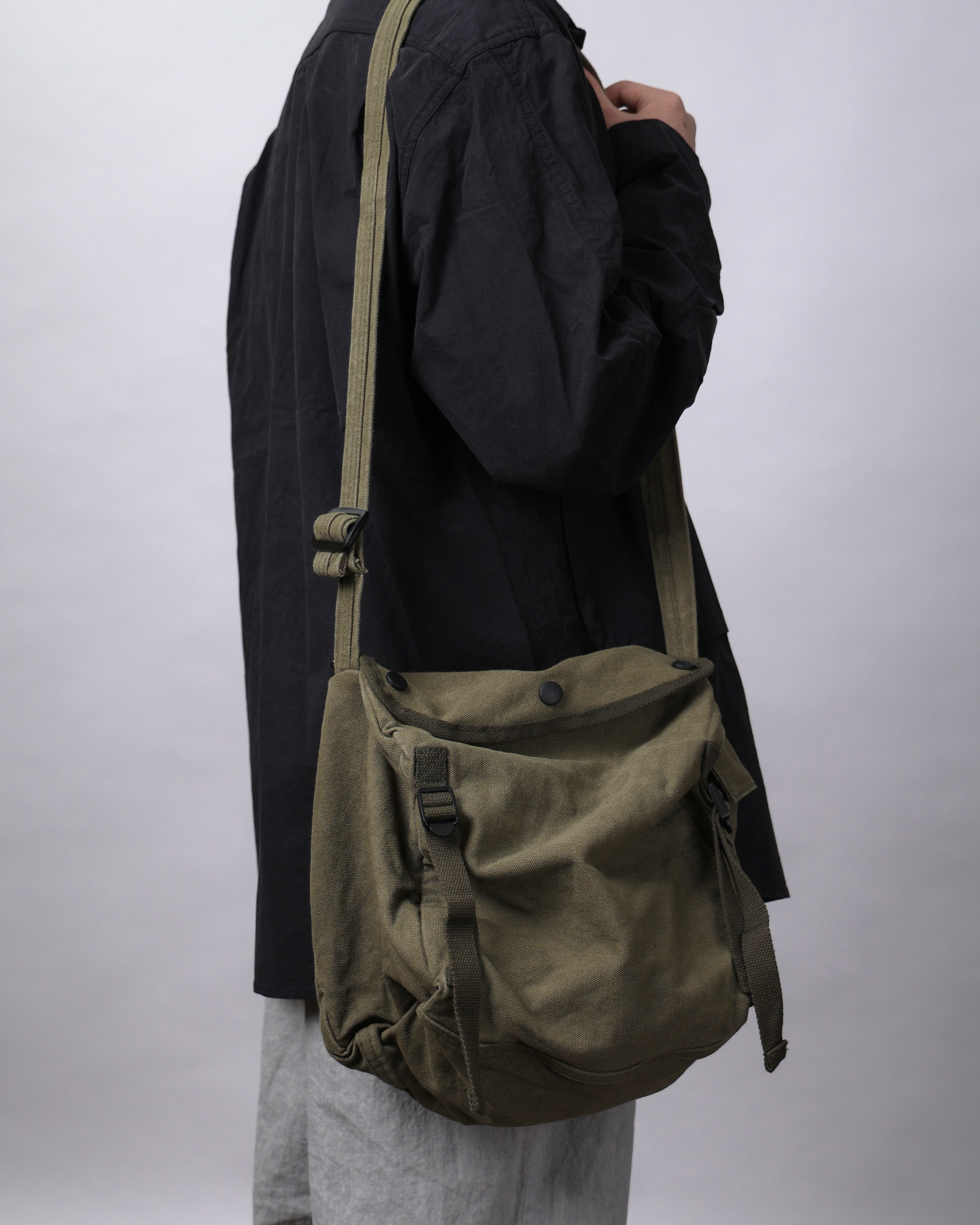 VIVI Vintage Buckle Cross Bag (Black/Olive)