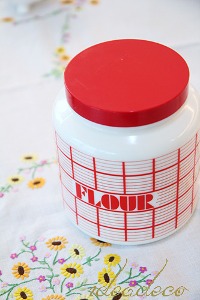 빈티지 레드체크와 빨강뚜껑의 FLOUR 밀크글래스 Jar