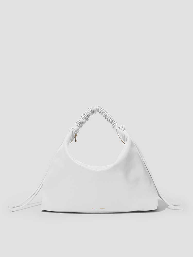 OPTIC WHITE LARGE DRAWSTRING SHOULDER BAG  프로엔자 슐러 옵틱 화이트 라지 드로우스트링 숄더 백 - 아데쿠베