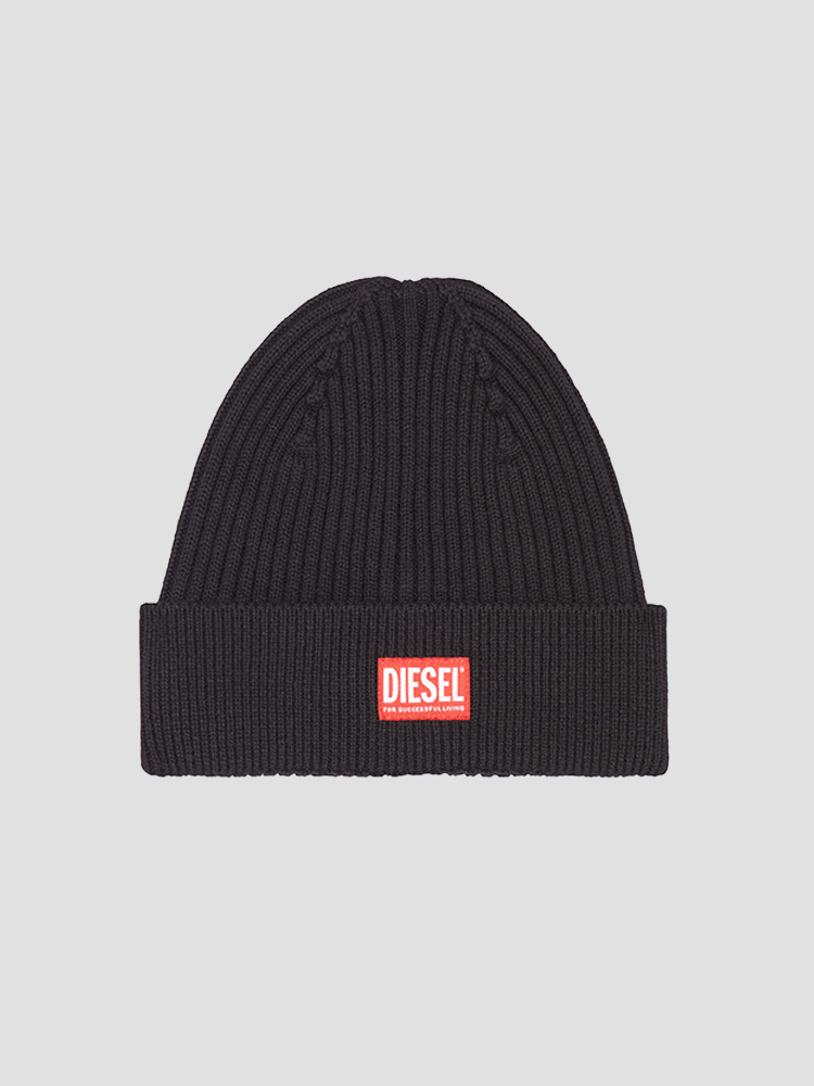 BLACK CODER LOGO PATCH RIBBED BEANIE  디젤(DIESEL) 블랙 로고 패치 립 비니 - 아데쿠베