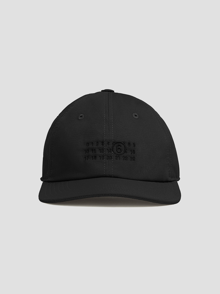 BLACK NUMERIC SIGNATURE CAP  MM6 블랙 누메릭 시그니처 캡 - 아데쿠베