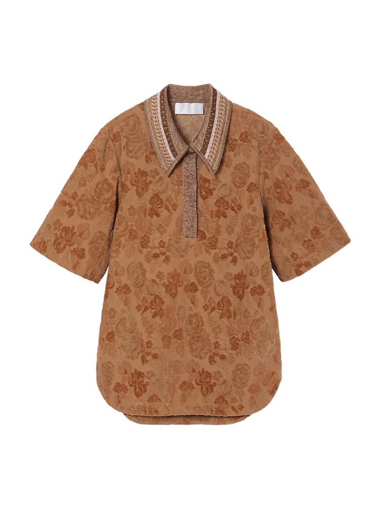 BROWN FLOWER VELOUR JACQUARD POLO SHIRT  마메 쿠로구치 브라운 플라워 벨루어 자카드 폴로 셔츠 - 아데쿠베