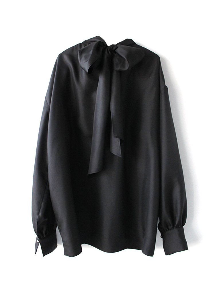 BLACK SQUARE CUT SCARF SILK SPONGE BLOUSE  샨샨 루안 블랙 스퀘어 컷 스카프 실크 스폰지 블라우스 - 아데쿠베