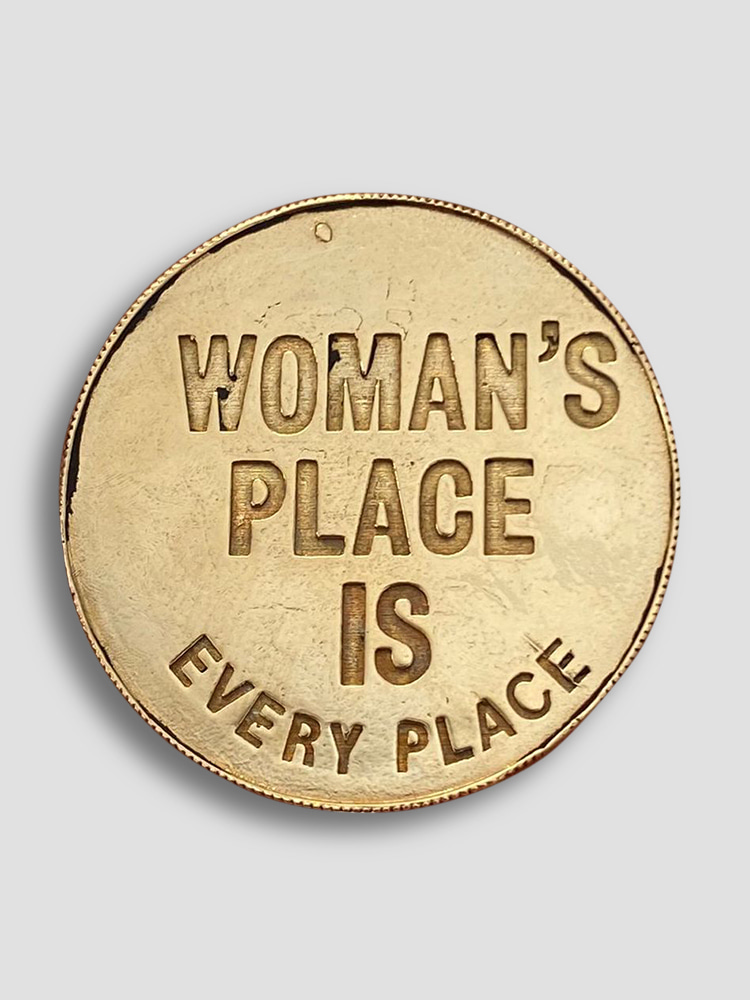 GOLD &quot;A WOMAN&#039;S PLACE&quot; BADGE  마틴 로즈 &quot;우먼스 플레이스&quot; 배지 - 아데쿠베