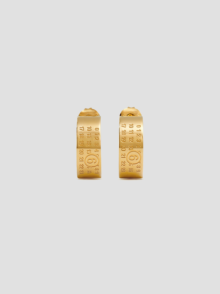 GOLD NUMERIC MINIMAL SIGNATURE HOOP EARRINGS  MM6 골드 누메릭 미니멀 시그니처 후프 귀걸이 - 아데쿠베