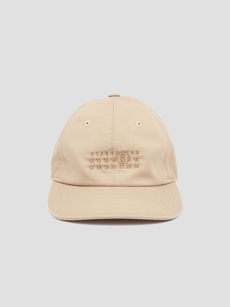 BEIGE NUMERIC SIGNATURE CAP  MM6 베이지 누메릭 시그니처 캡 - 아데쿠베