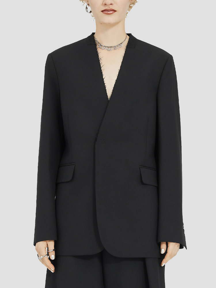 BLACK COLLARLESS PADDED SUIT JACKET  MM6 블랙 칼라리스 패드 숄더 자켓 - 아데쿠베