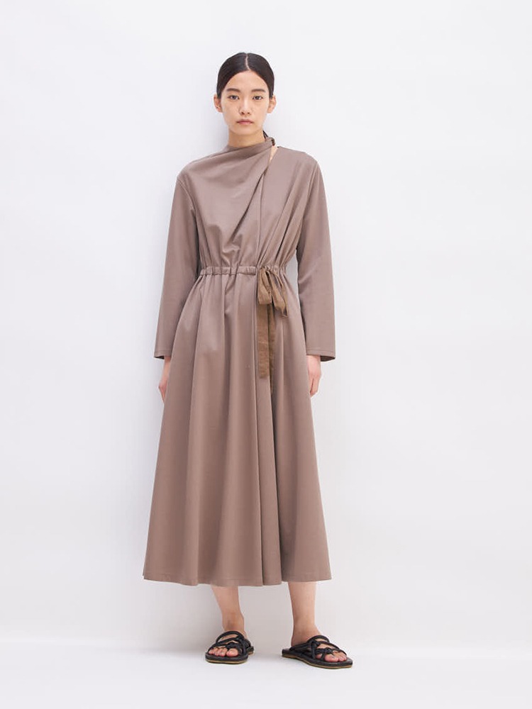 BEIGE TWIST NECK-DETAIL JERSEY DRESS  아키라 나카 베이지 트위스트 넥 디테일 저지 드레스 - 아데쿠베