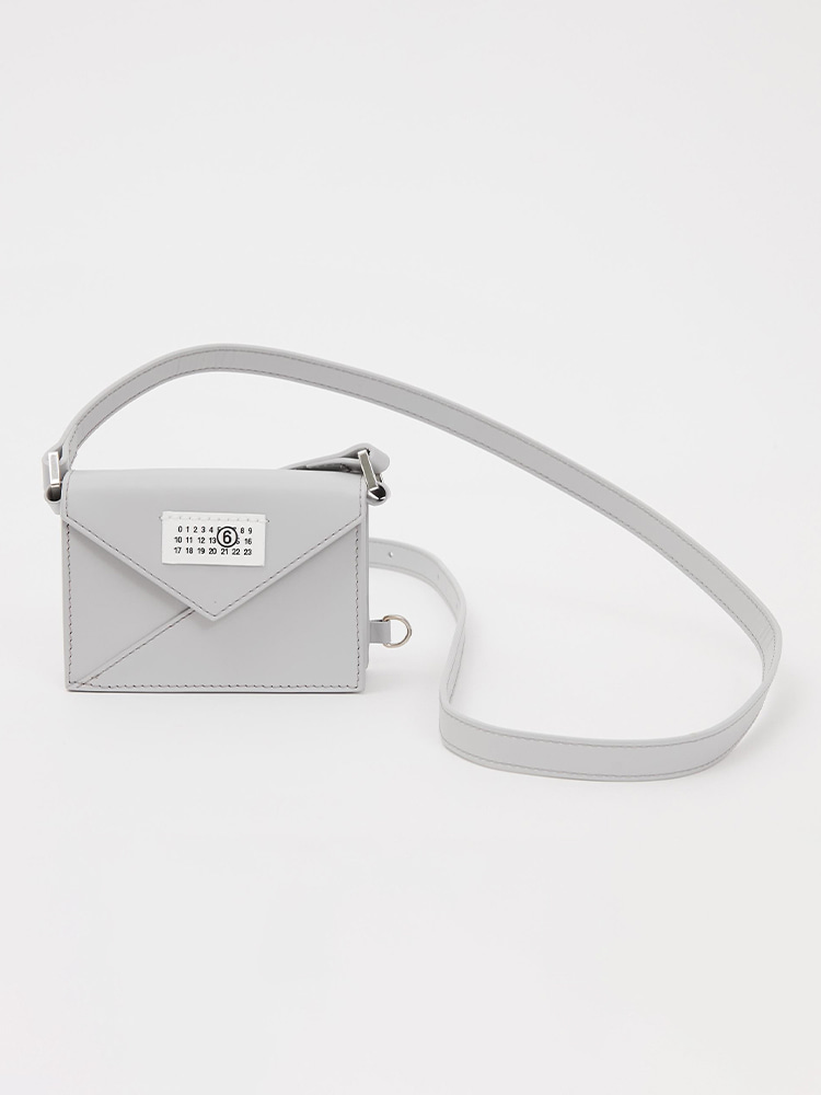 [IVE 아이브 리즈 착용]  STORM GRAY JAPANESE 6 MINI CROSSBODY BAG  MM6 스톰 그레이 재패니즈 6 미니 크로스바디 백 - 아데쿠베