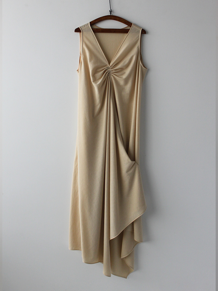 SAND SILKY JERSEY ASYMMETRIC SLEEVELESS V-NECK DRESS  샹샹 루안 샌드 실키 저지 비대칭 슬리브리스 V넥 드레스 - 아데쿠베